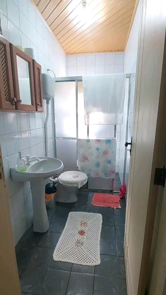 Small Bathroom Ideas: Budget-Friendly Layout Design with Skylight